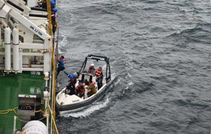 केरल तट के पास डूबे लाइबेरियाई पोत से तेल का रिसाव, समुद्र में बिखरे 100 से अधिक कंटेनर केरल तट के पास डूबे लाइबेरियाई पोत से तेल का रिसाव, समुद्र में बिखरे 100 से अधिक कंटेनर